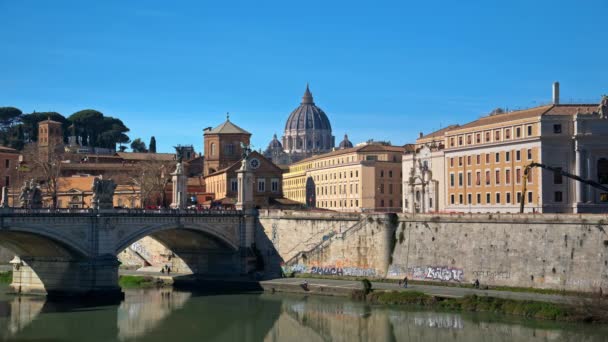 意大利罗马 2024年2月15日 圣安杰罗桥穿过台伯河 背景为城市景观 — 图库视频影像