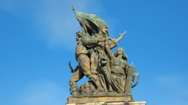 Roma, İtalya - 15 Şubat 2024: Vittoriano heykeli 'Action' (Silah Çağrısı) bronz grup