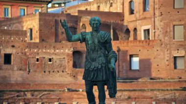 Roma, İtalya - 15 Şubat 2024: Via dei Fori Imperiali 'deki Trajan Heykeli