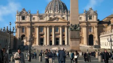 Roma, İtalya - 15 Şubat 2024: Vatikan 'daki Aziz Peter Bazilikası' nın (San Pietro) ön görünümü
