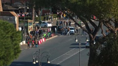 Roma 'nın gündüz şehir manzarası, arka planda yürüyen insanlar, İtalya