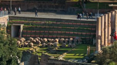 Roma, İtalya - 15 Şubat 2024: Eski Roma kalıntıları, arka planda yürüyen insanlar, Roma, İtalya