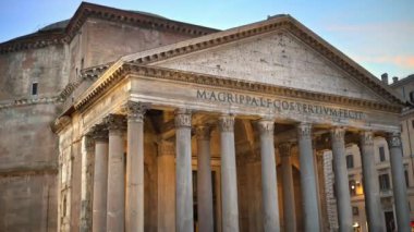 Roma, İtalya - 15 Şubat 2024: Mavi saat şafağında Pantheon manzarası