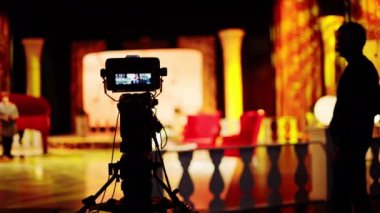 Chisinau, Moldova - 29 Mart 2024: Profesyonel kamera bir televizyon setinin arkasında çekim yapıyor
