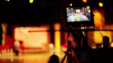 Profesyonel kamera bir televizyon setinin sahne arkasında çekim yapıyor.