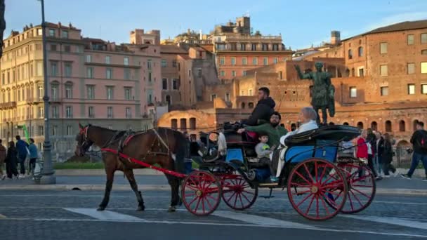 意大利罗马 2024年2月15日 人们在罗马街道上乘坐马车 — 图库视频影像