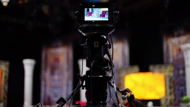 在电视机的后台拍摄的专业相机 — 图库视频影像