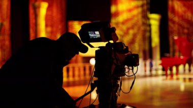 Chisinau, Moldova - 29 Mart 2024: Bir televizyon setinde profesyonel kamerayla çekim yapan adam