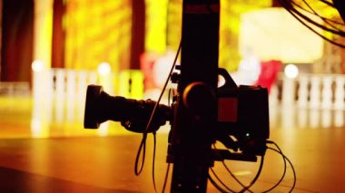 Chisinau, Moldova - 29 Mart 2024: Profesyonel kamera bir televizyon setinin arkasında çekim yapıyor