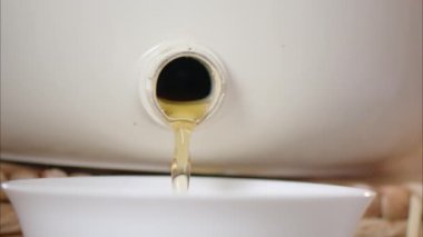 Mutfakta Bokashi sıvısını boşaltarak organik atıkları geri dönüştürüyor.