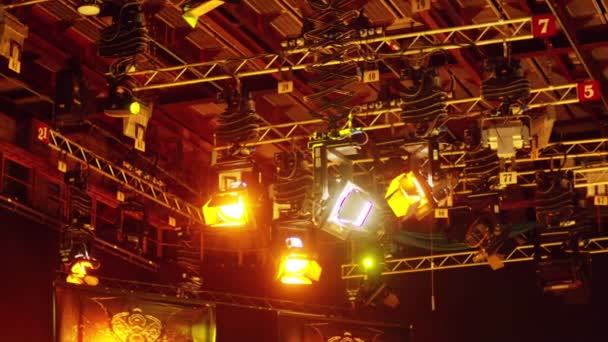 电视机天花板上闪烁的演播室灯光设备 — 图库视频影像