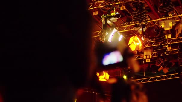 Uomo Che Filma Con Macchina Fotografica Professionale Sul Backstage Televisore — Video Stock