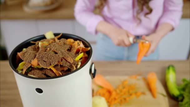 Vrouwen Schillen Groenten Recyclen Organisch Afval Keuken — Stockvideo
