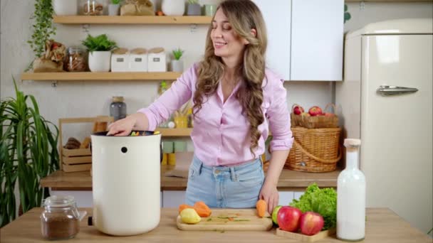 Kobieta Recyklingu Odpadów Organicznych Poprzez Kompostowanie Skórki Warzyw Bokashi Kuchni — Wideo stockowe