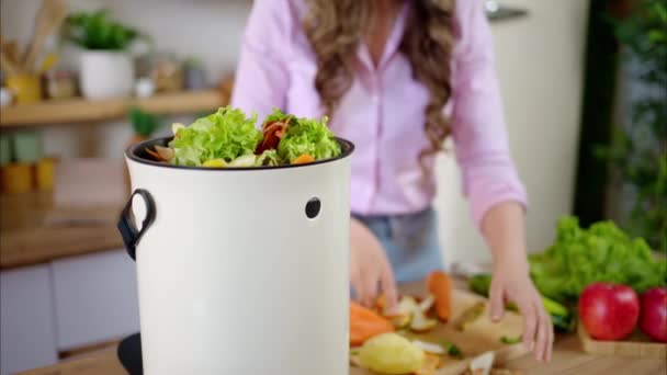 Kvinna Återvinning Organiskt Avfall Genom Kompostering Grönsaker Skal Bokashi Köket — Stockvideo