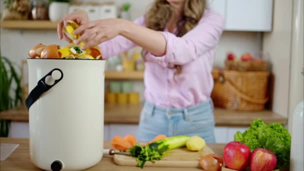 Žena Recyklující Organický Odpad Kompostováním Slupek Zeleniny Bokashi Kuchyni — Stock video