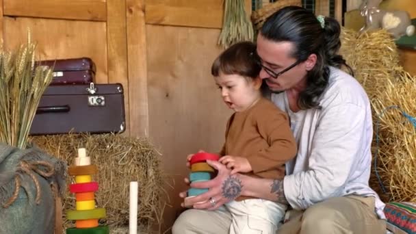 Mann Spielt Mit Kind Mit Buntem Holzspielzeug Scheune Neben Quadratischen — Stockvideo