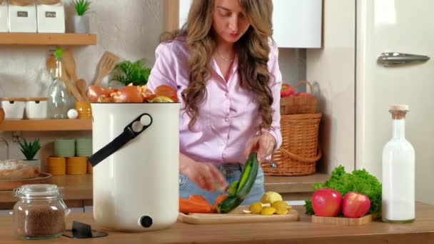 Ženské Loupání Zeleniny Recyklace Organického Odpadu Kuchyni — Stock video