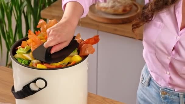 Vrouw Die Organisch Afval Recycleert Door Groenteschillen Bokashi Keuken Composteren — Stockvideo