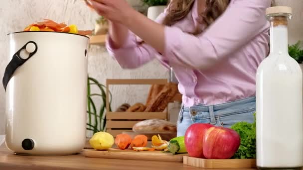 Vrouwen Schillen Groenten Recyclen Organisch Afval Door Compostering Bokashi Keuken — Stockvideo