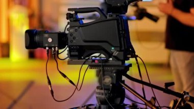 Profesyonel kamera bir televizyon setinin sahne arkasında çekim yapıyor.