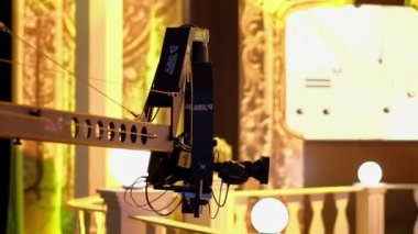 Profesyonel kamera bir televizyon setinin sahne arkasında çekim yapıyor.