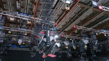 Stüdyo ışıkları bir TV setinin tavanında.