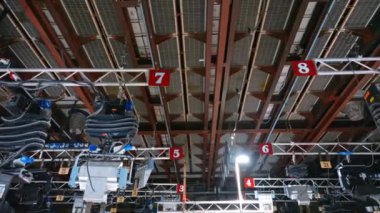 Stüdyo ışıkları bir TV setinin tavanında.