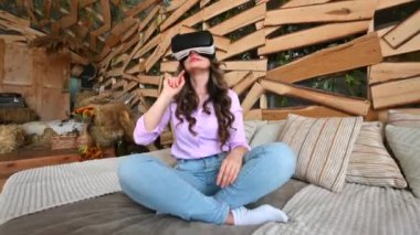 Kadın, VR kulaklığına bakmayı seviyor.