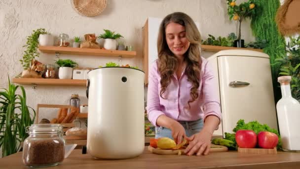 Frau Recycelt Biomüll Indem Sie Gemüseschalen Der Küche Kompostiert — Stockvideo