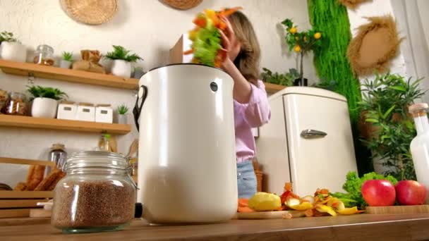 Vrouw Die Organisch Afval Recycleert Door Groenteschillen Bokashi Keuken Composteren — Stockvideo