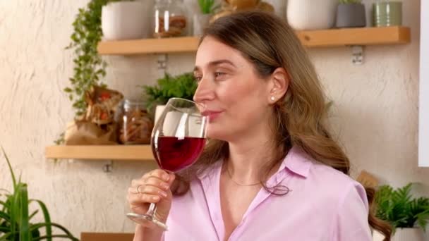 Mujer Saboreando Una Copa Vino Tinto Cocina Luz Del Día — Vídeo de stock