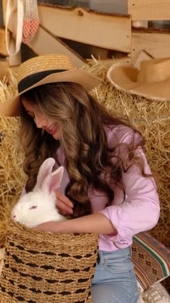 Mujer Acariciando Conejo Blanco Granero Cerca Fardos Cuadrados Heno Luz — Vídeo de stock