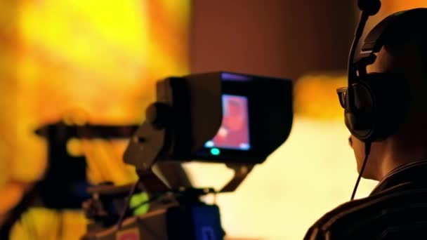 Homme Filmant Avec Une Caméra Professionnelle Dans Les Coulisses Téléviseur — Video