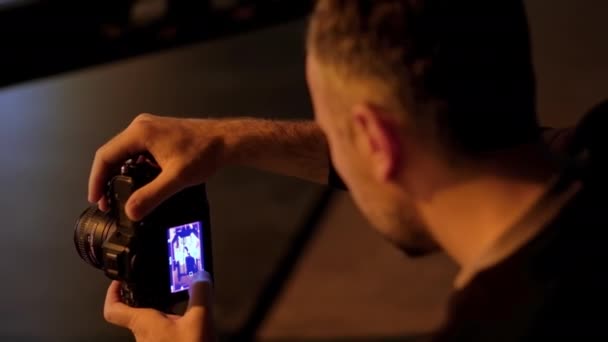 Man Neemt Verticale Video Met Professionele Camera Backstage Van Een — Stockvideo