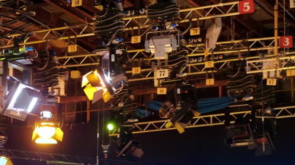 Menyalakan Peralatan Lampu Studio Langit Langit Set — Stok Video