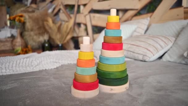 五彩缤纷的生态木制玩具坐在床上 背景上装饰着乡村气息 — 图库视频影像