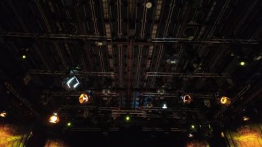 TV setinin tavanında yanıp sönen ışıklar.