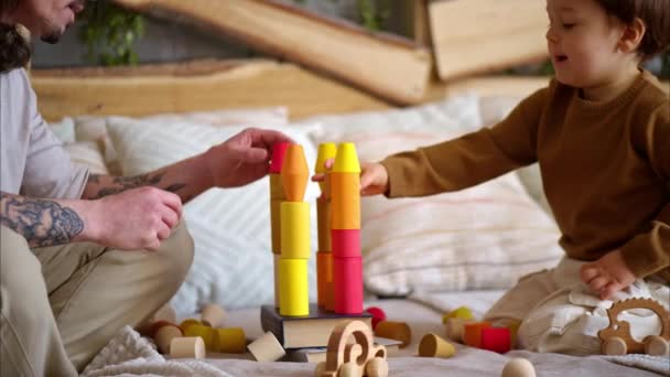 Vater Spielt Mit Sohn Mit Buntem Ökologischem Holzspielzeug Auf Dem — Stockvideo