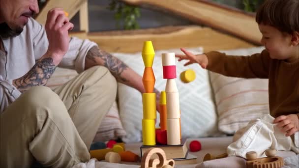 Pai Brincando Com Seu Filho Com Coloridos Ecológicos Brinquedos Madeira — Vídeo de Stock