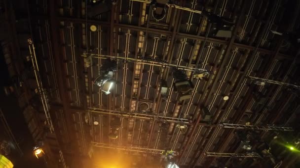 电视机天花板上闪烁的演播室灯光设备 — 图库视频影像