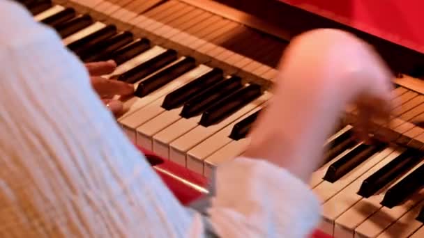 Пожилая Женщина Играет Красном Пианино — стоковое видео