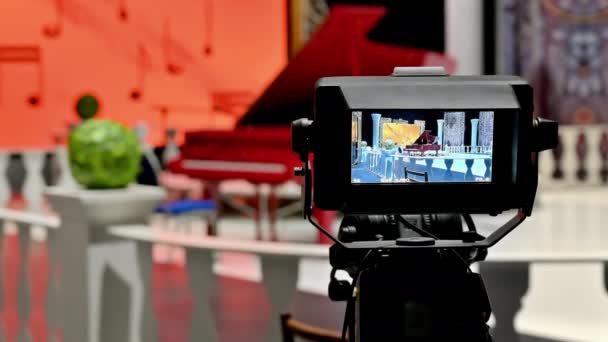 Profesjonalna Kamera Filmująca Czerwone Pianino Kulisami Telewizora — Wideo stockowe