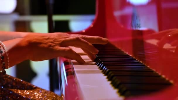 Close Dari Seorang Wanita Tua Bermain Piano Merah — Stok Video