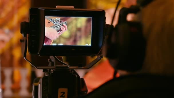 Homem Filmando Com Câmera Profissional Nos Bastidores Aparelho — Vídeo de Stock