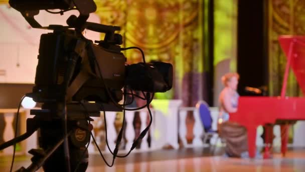 Profesjonalna Kamera Filmująca Kobietę Grającą Fortepianie Kulisami Telewizora — Wideo stockowe