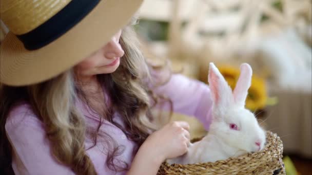 Женщина Гладит Белого Кролика Сарае Рядом Тюками Сена Дневном Свете — стоковое видео