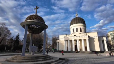 Chisinau, Moldova - 28 Mart 2024: Bulutlu mavi gökyüzü ile İsa 'nın Doğuşunun Metropolitan Katedrali