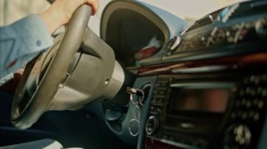 Araba kullanırken direksiyonu çeviren kişi