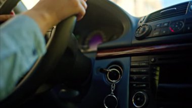 Araba kullanırken direksiyonu çeviren kişi